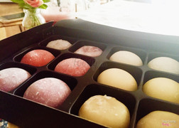 Mochi icecream ngon :x Mỗi tội phục vụ có 1 người, cũng không tha thiết thân mật giới thiệu với khách hàng lắm. Không recommend đồ uống vì không ngon, tốn tiền