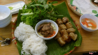 phần này 2 người ăn, bún chả + bún nem rán luôn