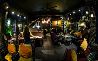 Cafe chơi đàn Violon và Dương Cầm