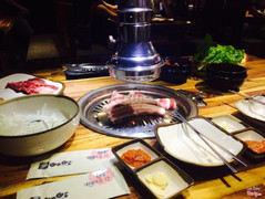 Lâu lắm rồi mí có một ngày cuối tuần như thế^^ Anh bạn trai đèo đi mua đồ rồi đi ăn. Nhẹ nhàng mà tình cảm. Đáng yêu ghê gớm😘😘 Gogi hnay đông lắm, đi mấy chỗ mí còn bàn lun đó. 2 đứa ăn nó say lun🍷🍴🍛