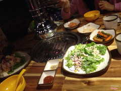 ăn hết hai lượt panchan nhưng vẫn không có một miếng thịt nào đượ phục vụ! 