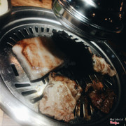 Được cái là nhân viên ở đây nhanh nhẹn và dễ chịu (cơ sở Trần Thái Tông nhé). Thay vỉ nướng liên tục, và mỗi khi mình gọi thêm thịt thì đều phục vụ rất nhanh)))