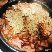 Ở Gogi có 2 loại lẩu hay sao á. Đây là mình ăn lẩu kimchi. Theo quan điểm của mình thì đến Gogi chỉ nên ăn nướng thôi, vì nước dùng ở đây rất thường, không chán nhưng cũng không ngon. Đồ nhúng thì không nhiều. 