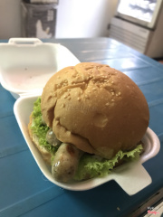 Món này mình ko nhớ tên nhưng dùng bánh Hamburger ăn kèm xúc xích.