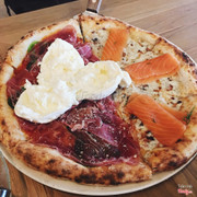 Pizza thịt nguội phô mai Burrata pizza sashimi cá hồi