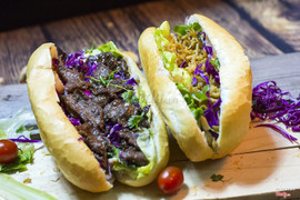 Bánh mì bò nướng + bánh mì gà xé ngũ vị