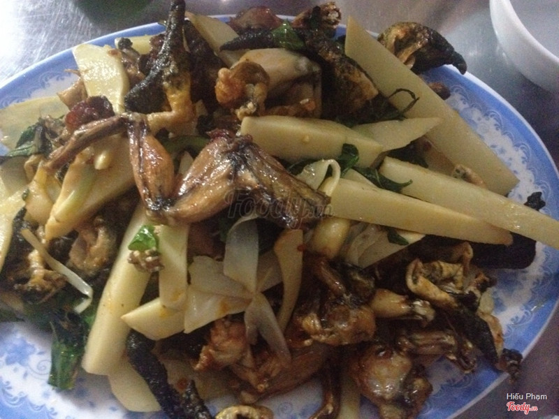 ếch xào măng