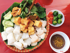 Mẹt truyền thống (bún,rau, thịt lợn, chả cốm và đậu phụ rán)