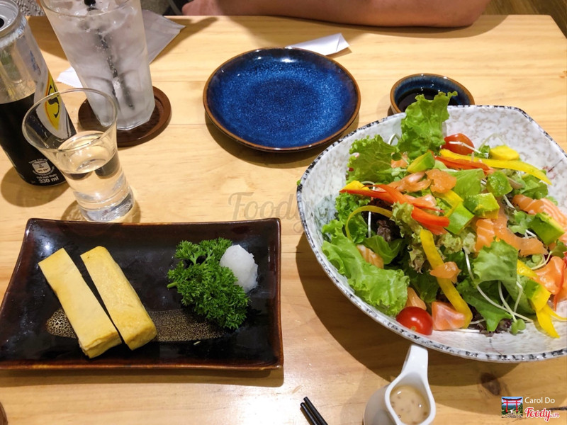 Atsuyaki tamago (ăn mất 1 miếng) và salad bơ salmon