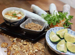 Phở cuốn tại Phở Hào được phục vụ với 2 loại nước chấm miền bắc truyền thống và nước chấm miền nam ngon tuyệt hảo, là sự kết hợp giữa tương hoishi nhật bản cùng nhiều gia giảm như vừng,xả,lạc... đảm bảo hài lòng những thực khách khó tính nhất. Thân