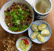 Phở bò trộn đến từ Phở Hào là sự kết hợp hoàn mỹ giữa thịt bò xào lăn cùng bánh phở mềm, giá trần tươi và nộm xoài đu đủ đảm bảo sẽ mang lại cho bạn 1 trải nghiệm khó quên trong những ngày hè rực rỡ này. Thân