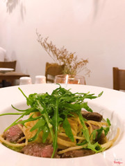 Spaghetti with beef, rocket salad and olive sauce - 119k