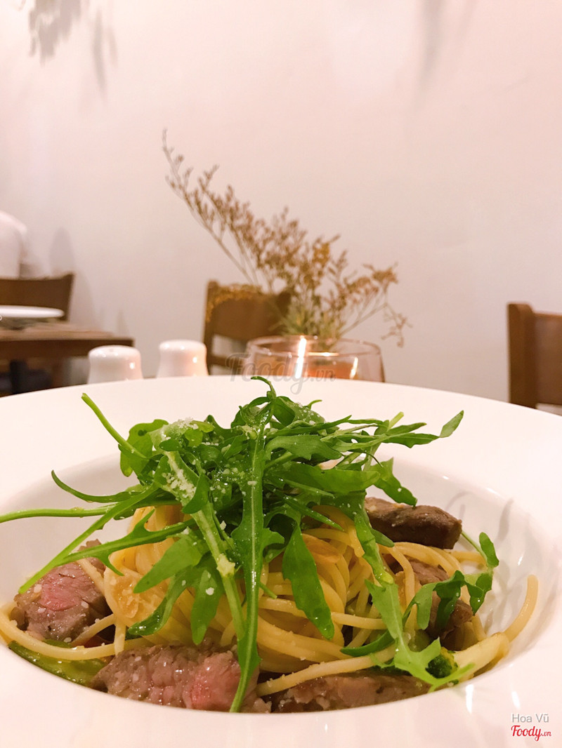 Spaghetti with beef, rocket salad and olive sauce - 119k