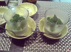 Yaourt trà xanh (phần bò chế biến mình quên chụp lại do anh đàu bếp làm xog kêu ăn thử liền)