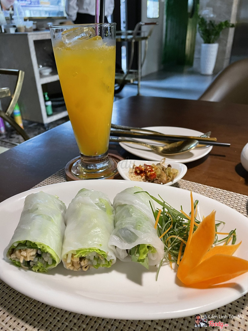 B&#225;nh ướt cuốn Huế với lớp b&#225;nh tr&#225;ng kh&#244;ng qu&#225; d&#224;y, khi d&#249;ng cảm nhận vị thanh v&#224; fresh.