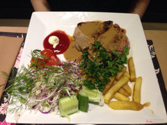 Bò cuộn ba chỉ sốt nấm, served with salad and french fried