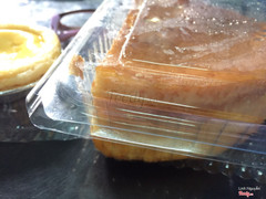 Hộp góc tư bánh bông lan phủ flan 25k