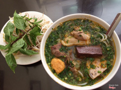 Bún bò Huế đầy đủ