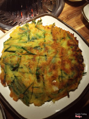 Bánh xèo hàn quốc ăn hơi ngán nước chấm thì đạm đà ngon bên trog nhân có mực tôm hành lá