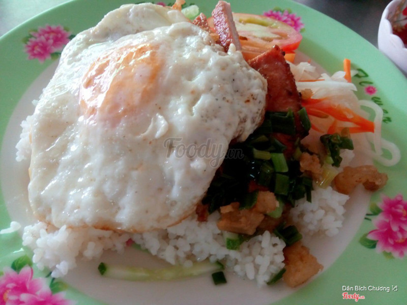 Cơm sườn ốp la