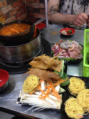 Lẩu 89k, có 1 con bạch tuộc, nửa cây xúc xích, ba chỉ, nạc, sườn sụn, váng đậu, cải chíp, 3 loại nấm, 1 vắt mì, bánh gạo. Nước lẩu kim chi có sẵn đậu phụ. 