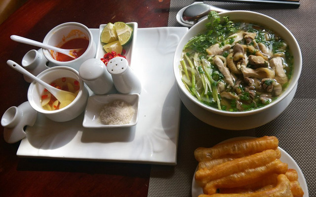 Phở Gà Ta, Lẩu Gà - Trung Văn