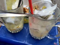 Nghiện~~~~~ Mình uống ở chổ cô chú này không biết có ngon không mà lần nào củng trên 2 ly 😋 đỉnh điểm là có lần uống 3 ly, xong đi ăn mỳ cay bên Naga về ghé làm thêm 2 ly 😋 muốn bưng cả thùng đỏ to đùng đó mang về nhà uống luôn cho đã ghiền! Nói đã ghiền vậy thôi chứ ngày sau củng vác mặt  qua uống tiếp kekekeke