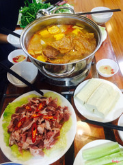 Lẩu sườn sụn chua cay 