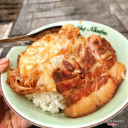 Vẫn là hàng xôi thân thánh vẫn giữ vững phong độ như ngày đầu đây ạ☺️Mình ăn xôi trứng ốp la lòng đào với thịt kho,ở đây thì có những topping như thịt, trứng , giò chả, lạp xưởng,...Tuy nhiên mình recommend cho các bạn nên gọi thịt kho với 1 loại topping mà bạn thích nhé 🤗Điều mình ấn tượng nhất ở đây là dù đông hay vắng thì luôn giữ vững phong độ,xôi thì luôn dẻo k bị khô hay bị nát, thịt được kho mềm phần thịt nạc và mỡ được xen kẽ nhau nên k hề có cảm giác thịt bị khô ăn kèm với củ kiệu dầm vừa đỡ ngấy lại vừa đưa miệng dã man luôn😉 🏠Xôi Bà Thu-Số 57 Thợ Nhuộm ⏰6h-10h (hãy đến sớm k là hết thịt đó) 💰40k/bát