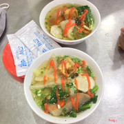 Cũng bình thường không ngon lắm như lời mọi người đồn . Phụ vụ tốt nhanh đồ ăn no ngon . Cho 8/10 nha