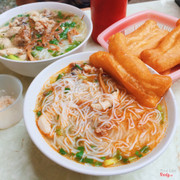 Bún mọc ăn với quẩy