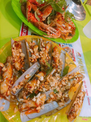 Ốc móng tay sốt bơ tỏi và càng ghẹ rang me