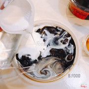 cao qui linh taiwan ăn là ghiền. Bên trong có đậu đỏ/xanh, jelly, kem sữa và mật onh. Trời nóng nóng ăn vào nó đã gì đâu luôn á