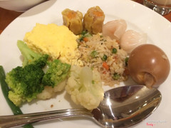 Cơm chiên, trứng sữa, trứng luộc, súp lơ và dimsum