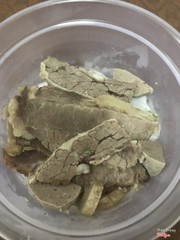 Phở đặc biệt 86k. Không đáng giá tiền. Gầu ăn bị đắng. Nước không hợp vị, hơi giống mùi thuốc bắc. 