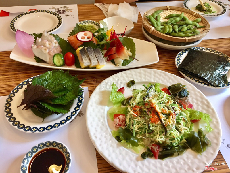 Sashimi cá trích, cá hồi, bạch tuộc, sò đỏ; salad rong biển