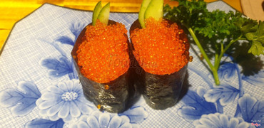 Sushi trứng cá hồi