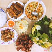 👩‍🍳BÚN CHẢ ♨️SÉT A: Bún chả: 38.000/phần phần(thịt miếng nướng+thịt viên nướng+rau bún) ♨️SÉT B: Bún chả + 01 chả giò thịt 49.000 ♨️SÉT C:Bún chả + 01 chả giò tôm 52.000 ♨️SÉT D:Bún chả + 01 chả giò cua bể dài  55.000