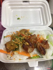 Thịt mềm + chả giò giòn + nước mắm ngon  nói chung là tuyệt vời 👍 mn nên ăn thử và cảm nhận 🤙