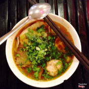 Bún bò ở đây nước đậm đà, miếng chả to, thịt bò cũng to, bún sợi to nên ăn thấy có vẻ hơi ít. Quán phục vụ nhanh, tận tình. Giá không quá mắc, không gian quán rộng rãi, mát mẻ, sạch sẽ, lịch sự , ngồi lâu nói chuyện cũng được. Ngoài ra quán còn nhiều nước giải khát và chè. 