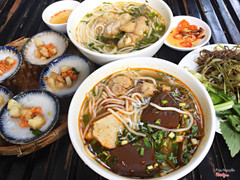 Bún bò nạm giò chả