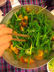 Hành và thì là trộn