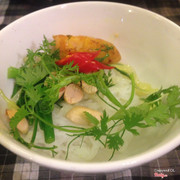 Chả cá vào chén