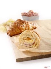 G007 - Bánh Croissant bơ, nhân hạt hạnh nhân nghiền
Mini Butter Croissant with Almondpaste
Trọng lượng: 45g
Thành phần:
Tỷ lệ bơ: 16%
Hạnh nhân: 9%