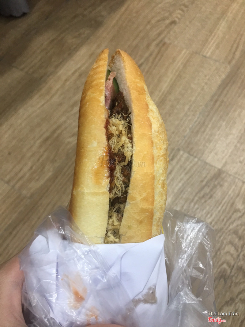 Bánh mì như này mà nó lấy 25k đây mọi người. Khách bảo bỏ theo ý khách mà nó bán còn cằn nhằn lên xuông! Ủa tao mua hay tao xin. Nói chung là như cái đách lz. Mọi người nhớ né quán này ra nhá