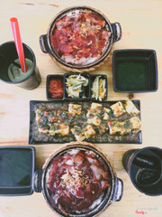 Cơm niêu xá xíu. Cơm niêu sườn rút xương bbq. Đậu sốt tứ xuyên. Trà thái