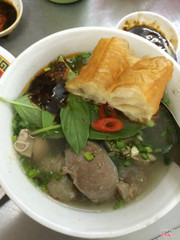 Soup thập cẩm có quẩy. 