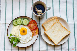 bánh mì ôp la với bơ siêu ngậy và dưa chuột ngọt mát dùng kèm trà nóng