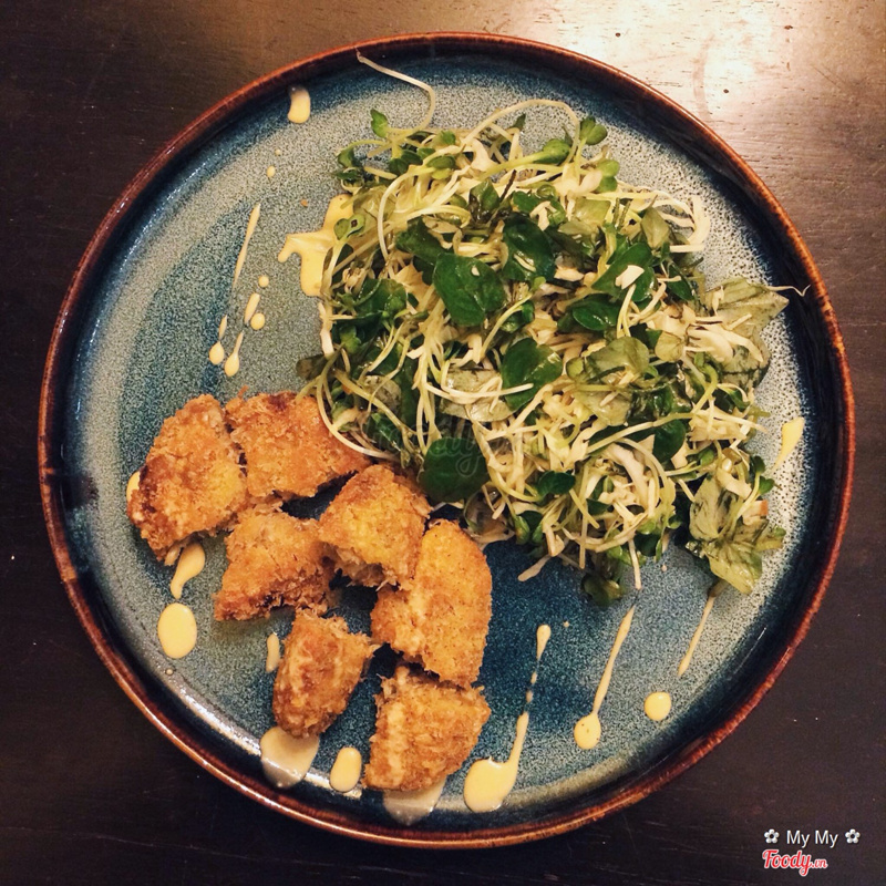 Spicy crab cake with mix salad