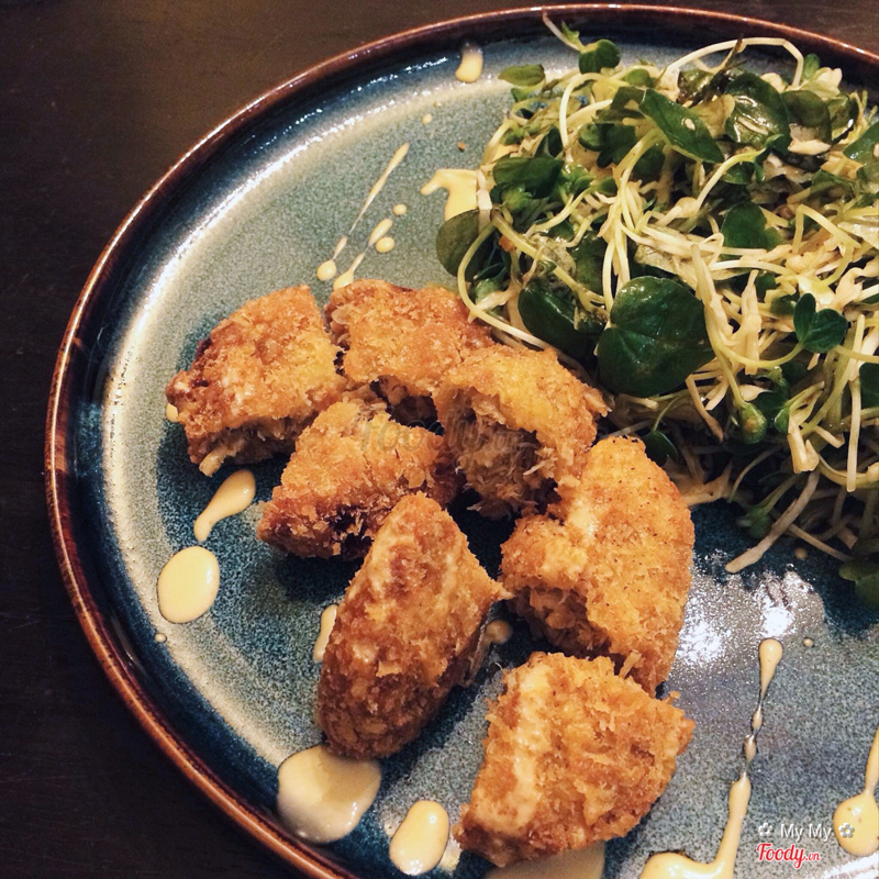 Spicy crab cake with mix salad